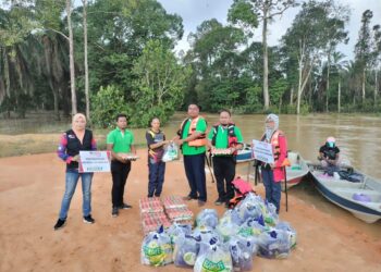 LIONG MARLINA (tiga dari kiri) mewakili penduduk kampung  menerima sumbangan barangan keperluan asas yang disampaikan oleh Mas Imran Adam di Kampung Orang Asli Peroh, Kluang.