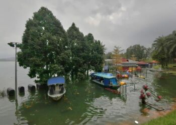 DUA bot berada di kawasan taman permainan kanak-kanak di Pengkalan Gawi selepas berlaku limpahan air dari Tasik kenyir, Hulu Terengganu, sejak seminggu lalu. - UTUSAN/NOOR HAYATI MAMAT