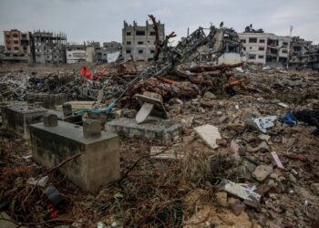 SERPIHAN batu nisan bertaburan di tanah perkuburan utama Al-Shaaf di kejiranan al-Tuffah di timur Gaza City.-AFP