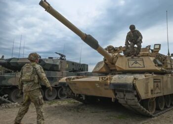 TENTERA AS membantu mengemudi kereta kebal M1A2 Abrams semasa latihan dengan pasukan Poland.-AGENSI