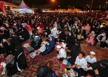 SEBAHAGIAN pengunjung yang mengibarkan bendera Palestin pada program itu di pekarangan Stadium Shah Alam, Shah Alam, Selangor malam tadi--UTUSAN/ AFIQ RAZALI