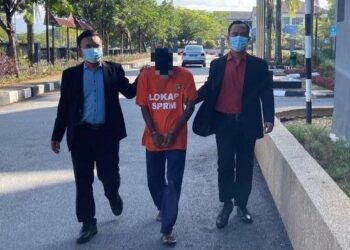 SEORANG pemandu lori dibawa ke Mahkamah Majistret Seremban hari ini bagi permohonan reman terhadapnya kerana disyaki menawar dan memberikan rasuah kepada anggota penguat kuasa JPJ semalam.