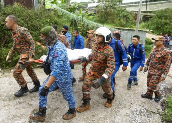 ANGGOTA pasukan mencari dan menyelamat membawa keluar mayat  mangsa kedua kejadian tanah runtuh di Batu 54, Blue Valley, di Cameron Highlands hari ini. -  UTUSAN/MUHAMAD NAZREEN SYAH MUSTHAFA