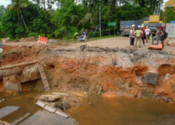 LOKASI tragedi maut motosikal terbabas ke dalam parit yang sedang dalam proses pembinaan ketika tinjauan di Kampung Teluk, Bukit Katil, Melaka. - UTUSAN/SYAFEEQ AHMAD