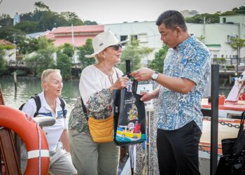 ABDUL RAZAK Abdul Rahman menyambut ketibaan pelancong dari kapal persiaran Seabourn Encore di ICQS, Kota Laksamana, Melaka.