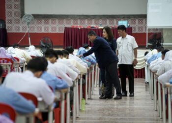 EZZAIDIN Hussain (tengah) ketika meninjau peperiksaan SPM 2023 di SMK Presint 18 (1) Putrajaya -UTUSAN/FAISOL MUSTAFA