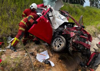 Kereta Perodua Axia yang merempuh pacuan empat roda di Kilometer 54.6 Lebuh Raya Pantai Barat, Kuala Selangor hari ini.