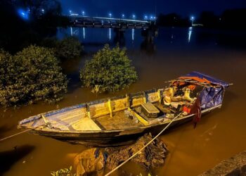 BOT gantian kaca mencurigakan ditahan penguatkuasa Maritim Malaysia yang mambawa barangan dipercayai dadah di      perairan Sungai Kuantan, di sini, semalam. FOTO: Ihsan Maritim Malaysia Pahang