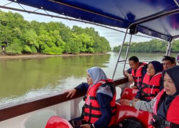 PENGUNJUNG menyertai aktiviti eksplorasi Sungai Merbok dengan menaiki bot dari Jeti Semeling di Sungai Petani. -UTUSAN/NUR SYAZWANA MANSOR