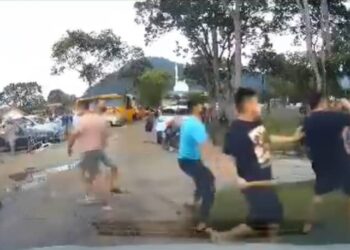 TANGKAP layar video yang tular memaparkan seorang pemuda dipukul sekumpulan lelaki di Tapak Pesta, Jalan Gangsa, Batu Pahat pada hari Selasa baru-baru ini.