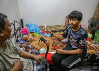 AIMAN Ikhwan Arman (kanan) menguruskan ibunya, Mazliana Jamaluddin yang terlantar sakit akibat ketumbuhan di kepala dan menjaga bapa, Arman Othman (kiri) yang menghidap angin ahmar di Taman Mesra Ria, Gurun Sungai Petani. -UTUSAN/ SHAHIR NOORDIN