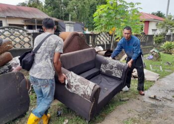 PENDUDUK di Felda Air Tawar 1, Kota Tinggi mula membersihkan kediaman masing-masing yang dilanda banjir kilat selepas air surut pagi ini