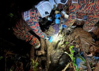 PASUKAN penyelamat berjaya menemukan seorang daripada lima mangsa tertimbus dipercayai lelaki di lokasi kejadian tanah runtuh di Batu 54, dekat Blue Valley, Cameron Highlands, hari ini.FOTO: Ihsan JBPM Pahang