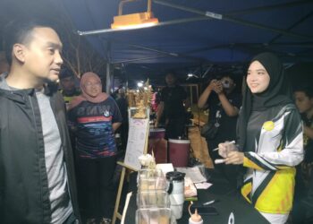 ONN HAFIZ GHAZI (Kiri) beramah mesra dengan Nor Amira Abdullah ketika hadir dalam majlis Ramah Mesra Bersama Orang Muda Simpang Renggam di Hutan Bandar Simpang Renggam, Kluang malam tadi.