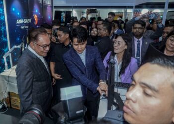 Datuk Seri Anwar Ibrahim (kiri) melawat ke ruang pameran selepas merasmikan Kecerdasan Buatan (AI) Untuk Rakyat di Universiti Putra Malaysia (UPM) di sini, hari ini. -UTUSAN/FARIZ RUSADIO