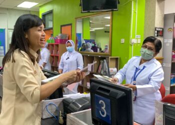 TEO Nie Ching (kiri) menyantuni orang ramai ketika melawat Klinik Kesihatan Kulai Besar, Kulai, hari ini.