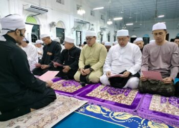 MOHD FARED MOHD KHALID (paling kanan) ketika hadir dalam program Semarak Subuh di Masjid Datuk Bentara Luar di Batu Pahat hari ini.