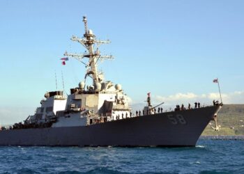 PEMBERONTAK Houthi melepaskan peluru berpandu anti-kapal ke arah kapal pemusnah USS Laboon (DDG-58) di Laut Merah pada 14 Januari lalu.-AGENSI