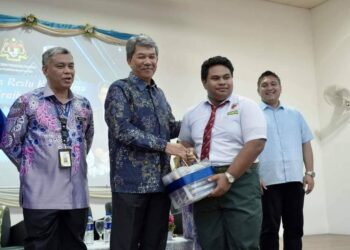 MOHAMAD Hasan menyampaikan sumbangan kepada salah seorang calon SPM 2023 SMK Bandar Baru Sri Sendayan baru-baru ini.