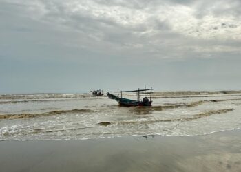 NELAYAN di kawasan Bachok, Kelantan kembali ke laut untuk menangkap ikan-UTUSAN/ROHANA MOHD. NAWI