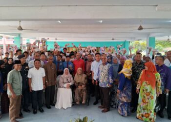 WAN ROSDY WAN ISMAIL ( tengah - baju merah) bersama calon SPM Sekolah Menengah Kebangsaan Lanchang, Temerloh hari ini.