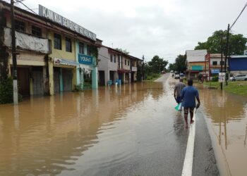 Jalan Kangkar Tebrau, Johor Bahru turut dinaiki air ketika hujan lebat baru-baru ini sehingga menyebabkan laluan itu ditutup sementara buat kenderaan ringan sebelum dibuka kembali beberapa jam kemudian.