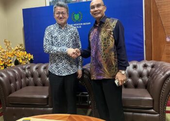 LIEW Chin Tong (kiri) bersalaman dengan Mohd Shukri Ramli (kanan) selepas mengadakan pertemuan di Pejabat Menteri Besar Perlis, Kompleks Dewan Undangan Negeri (DUN), Kangar, Perlis, hari ini. -UTUSAN/ASYRAF MUHAMMAD