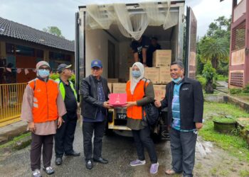 AZAMAN Ismail (tiga, kiri) menyerahkan bantuan kepada mangsa banjir di salah sebuah PPS di Pasir Mas, Kelantan.