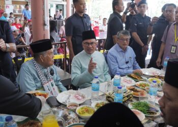 ANWAR Ibrahim menjamu selera di Medan Selera, Bandar Baru Selayang sebelum menunaikan solat Jumaat di Masjid Al-Firdaus, Bandar Baru Selayang hari ini. UTUSAN /AMIR KHALID