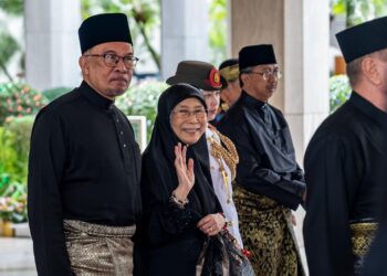 ANWAR Ibrahim bersama Dr. Wan Azizah Wan Ismail semasa menghadiri Majlis Istiadat Bersanding Pengantin Diraja Brunei, Pengiran Muda Abdul Mateen Bolkiah bersama isterinya, Dayang Anisha Rosnah di Istana Nurul Iman, Bandar Seri Begawan, Brunei. - Facebook/Anwar Ibrahim