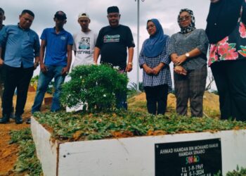 AZLEE (tengah) bersama ahli keluarga dan kenalan Allahyarham Hamdan Ramli menziarahi pusara arwah di Tanah Perkuburan Islam Tambun, Ipoh hari ini. - UTUSAN