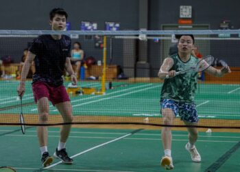 AARON Chia (kanan) dan Soh Wooi Yik menjalani latihan di Bukit Kiara, semalam  menjelang Kejohanan Badminton Terbuka Malaysia 2024. - UTUSAN/FARIZ RUSADIO