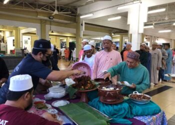 JEMAAH Masjid An-Nur, Saujana Utama, Sungai Buloh mengambil nasi lemak yang disajikan selepas kuliah Subuh pagi tadi.