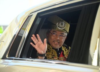 AL-Sultan Abdullah  melambai tangan dalam Istiadat Keberangkatan Balik Yang di-Pertuan Agong Ke-16 di Istana Negara.-GAMBAR/JABATAN PENERANGAN