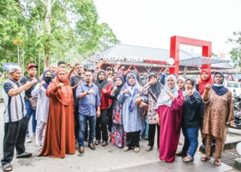 SEBAHAGIAN peniaga Medan Selera Pasar Besar mengadakan perhimpunan aman membantah kenaikan 
sewa ruang niaga premis makanan kendalian MBAS yang membebankan mereka di Alor Setar, Kedah semalam. 
– UTUSAN/ SHAHIR NOORDIN