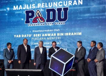 Anwar Ibrahim merasmikan gimik pelancaran Pengkalan Data Utama (PADU) di Pusat Konvensyen Antarabangsa Putrajaya, semalam. -UTUSAN/FAISOL MUSTAFA