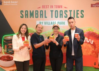 BRYAN Loo menunjukkan Bask Bear Sambal Toasties baharu oleh Village Park di Jaya Grocer Starling.