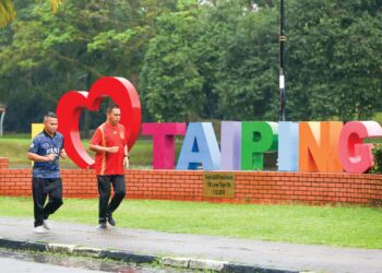 TAMAN Tasik Taiping antara tumpuan ramai untuk aktiviti riadah dan rekreasi yang sesuai untuk peringkat usia di Taiping yang dipilih sebagai bandar perintis bagi program Bandar Mesra Usia. – UTUSAN//MUHAMAD NAZREEN SYAH MUSTHAFA