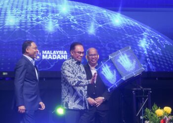 Anwar Ibrahim pada Majlis Perasmian Wacana Pemikir Global 2024, turut hadir Menteri Pengajian Tinggi, Datuk Seri Dr. Zambry Abd. Kadir (kiri), dan Naib Canselor Universiti Malaya, Prof. Datuk Seri Dr. Noor Azuan Abu Osman di Universiti Malaya, semalam. – utusan/SHIDDIEQIIN ZON