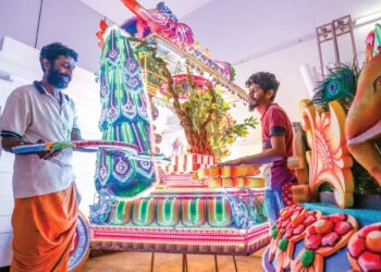 J. Lawrence Dev, 36, menyiapkan kavadi yang ditempah pelanggannya sejak Jun tahun lalu menjelang sambutan Thaipusam di bengkelnya di Taman Rishah, Ipoh, semalam. – UTUSAN/MUHAMAD NAZREEN SYAH MUSTHAFA