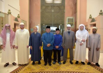 Tuanku Syed Faizuddin Putra Jamalullail bersama enam penceramah antarabangsa dalam majlis santapan tengah hari di Galeri Diraja Arau, hari ini.