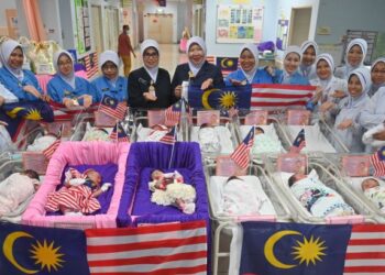 KAKITANGAN dan jururawat bergambar bersama bayi-bayi Merdeka yang dilahirkan pada 31 Ogos 2023 di Hospital Sultanah Nur Zahirah Kuala Terengganu. - GAMBAR HIASAN