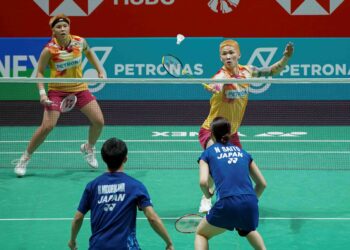 CHEN Tang Jie dan Toh Ee Wei tewas kepada Hiroki Midorikawa dan Natsu Saito pada pusingan kedua Terbuka Malaysia 2024 di Axiata Arena Bukit Jalil, semalam. - UTUSAN/FARIZ RUSADIO