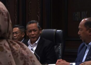 AMINUDDIN Harun (tengah) pada sidang akhbar selepas mempengerusikan Mesyuarat Mingguan Exco di Wisma Negeri, Seremban hari ini.