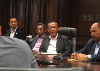 AMINUDDIN Harun (dua dari kanan) pada sidang akhbar selepas mempengerusikan Mesyuarat Mingguan Exco di Wisma Negeri, Seremban hari ini.