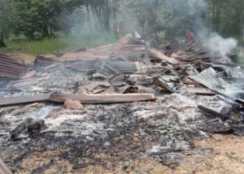 KEADAAN pondok yang terbakar menyebabkan dua beranak rentung di Kampung Air Tarung, Jalan Air Ganda di Gerik hari ini.  - UTUSAN/IHSAN JBPM