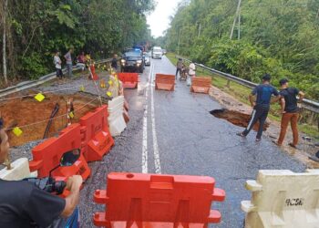 KEADAAN jalan Jeli-Kuala Balah berhampiran Kampung Kubur Datuk, Jeli, Kelantan yang runtuh hari ini.