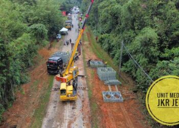 KERJA-kerja pembinaan jambatan Bailey memberikan kelegaan kepada penduduk dan pengguna jalan Jeli-Kuala Balah di Kampung Kubur Datuk, Jeli Kelantan yang runtuh beberapa hari lalu- GAMBAR IHSAN JKR JELI.