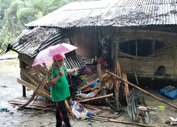 YUSOF Alang menunjukkan rumah yang dirosakkan sekawanan gajah di Kampung Orang Asli Talang, Pos Perwor di Sungai Siput semalam. - UTUSAN