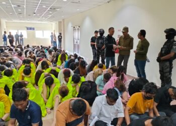 WARGA asing yang ditangkap dalam serbuan di dua pusat pelacuran dan tiga pusat hiburan di sekitar Ipoh semalam. - UTUSAN